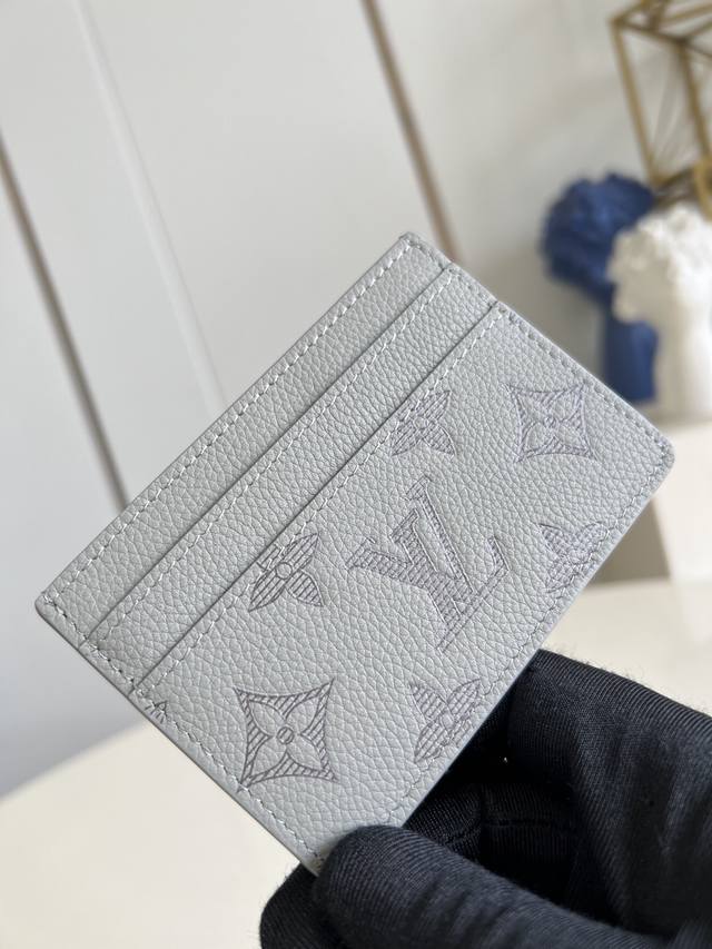 出厂价p 顶级原单 M14791冰灰 此款采用全新 Monogram Eclipse 涂层帆布材质的卡片夹风格靓丽而时髦 体积小巧 可轻松收入口袋中 配有中央口