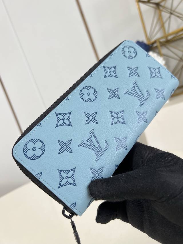 出厂价p 顶级原单 M14784冰蓝 這款橫式拉鏈錢包是路易威登經典直式拉鏈錢包的另一變奏 設計以Monogram Shadow壓花小牛皮打造 綴有相襯色調的牛 出厂价p 顶级原单 M14784冰蓝 這款橫式拉鏈錢包是路易威登經典直式拉鏈錢包的另一變奏 設計以Monogram Shadow壓花小牛皮打造 綴有相襯色調的牛