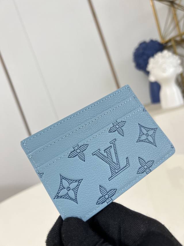 出厂价p 顶级原单 M14791冰蓝 此款采用全新 Monogram Eclipse 涂层帆布材质的卡片夹风格靓丽而时髦 体积小巧 可轻松收入口袋中 配有中央口