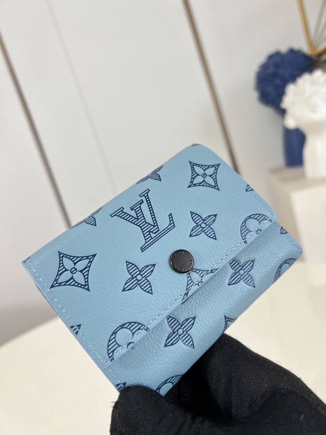 出厂价p 顶级原单 M14793冰蓝 這款小巧的Victor錢包採用Monogram Shadow壓花小牛皮製作 打開翻蓋即展現驚人的多功能內部設計 錢包設有拉