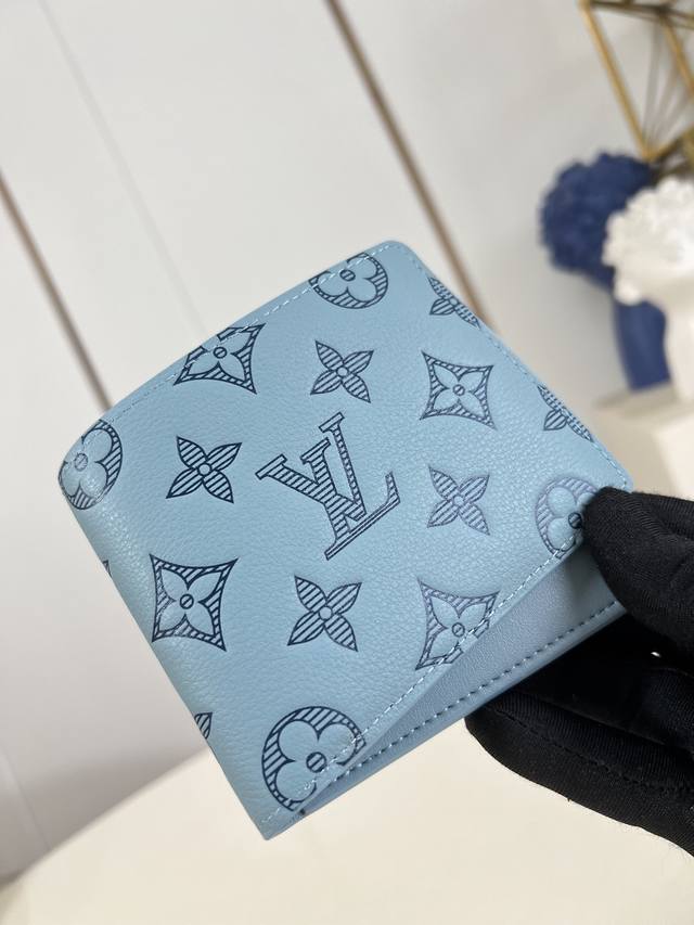 出厂价p 顶级原单 M14802冰蓝 Multiple 钱包采用 Monogram 帆布制造 设有多个口袋 可供放置信用卡 纸币 发票 11.5 X 9 X 1