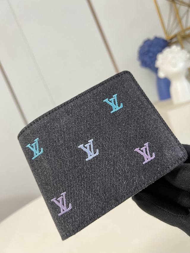 出厂价p 顶级原单 M13964 Multiple 钱包采用 Monogram 帆布制造 设有多个口袋 可供放置信用卡 纸币 发票 11.5 X 9 X 1.5