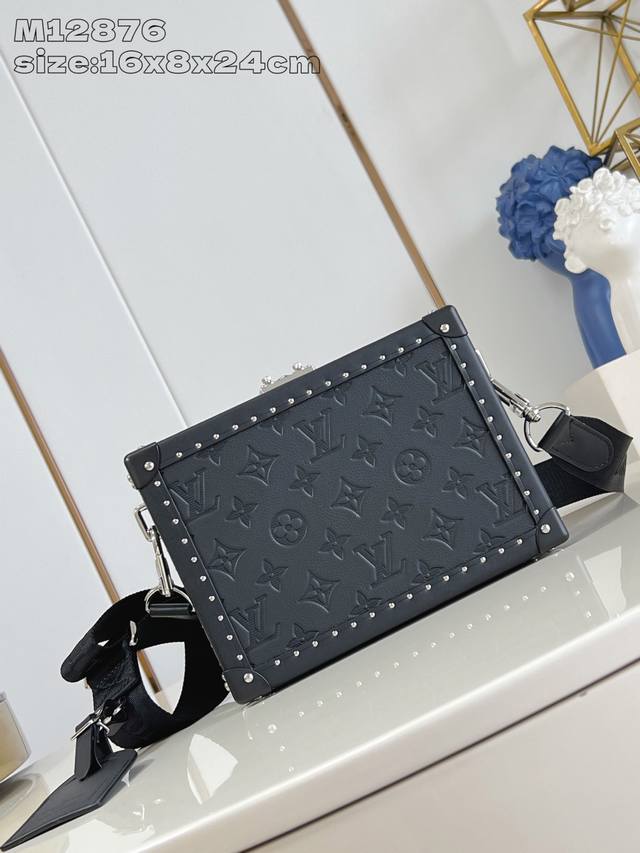 出厂价p 顶级原单 M12876 Clutch Box 手袋以 Monogram Shadow 压纹皮革致敬路易威登的制箱传承 搭配可拆卸并调节的织物肩带 实现