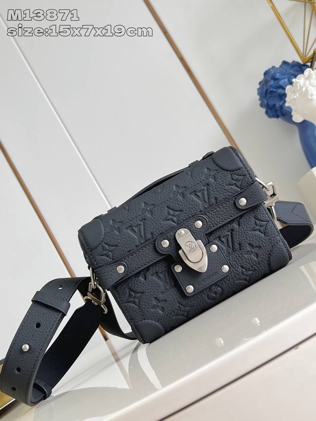 出厂价p 顶级原单 M13871 本款 Soul Trunk 手袋以柔软 Monogram 压纹 Taurillon 牛皮革演绎品牌传统硬箱构型 加固包角 皮革