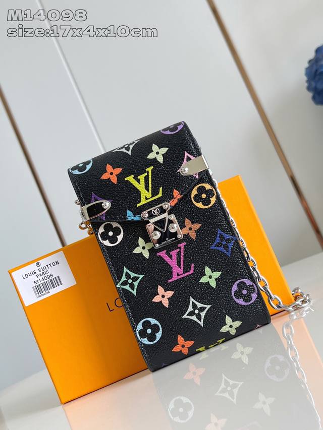 出厂价p 顶级原单 M14098黑彩 村上隆合作系列 本款 M Tis 手机包向路易威登经典行李箱采撷灵感 以整片 Monogram 帆布裁出工致构型 S-Lo