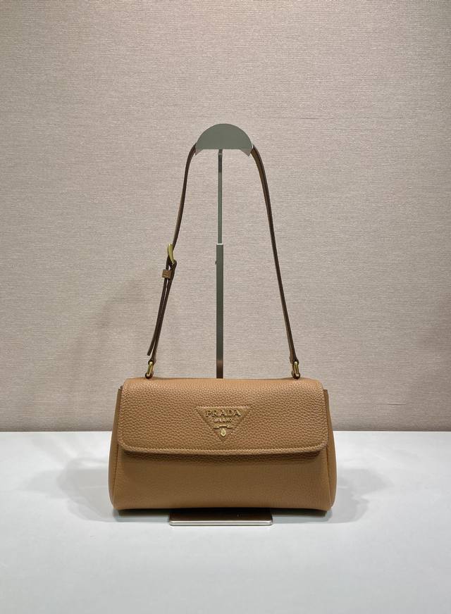 配专柜包装新品1Bn022 这款单肩包造型精致而不失实用功能 隽永百搭 粒面皮革材质与手作细节共筑坚实精良品质 配以可调节肩带 点缀金属唛头 磁扣开合翻盖 容量