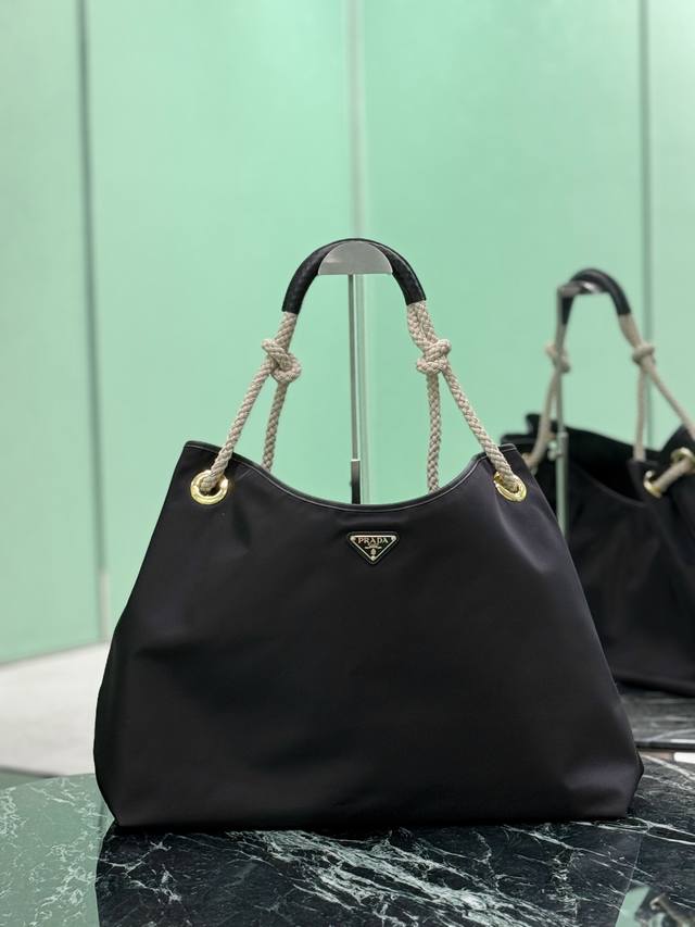 尼龙托特包 这款再生尼龙包袋灵感源自海洋风格的经典元素 采用新颖精美搭配 彰显活泼个性风格 滑动编绳手提柄为这款多功能配饰勾勒Oversize廓形 涂珐琅三角形 尼龙托特包 这款再生尼龙包袋灵感源自海洋风格的经典元素 采用新颖精美搭配 彰显活泼个性风格 滑动编绳手提柄为这款多功能配饰勾勒Oversize廓形 涂珐琅三角形