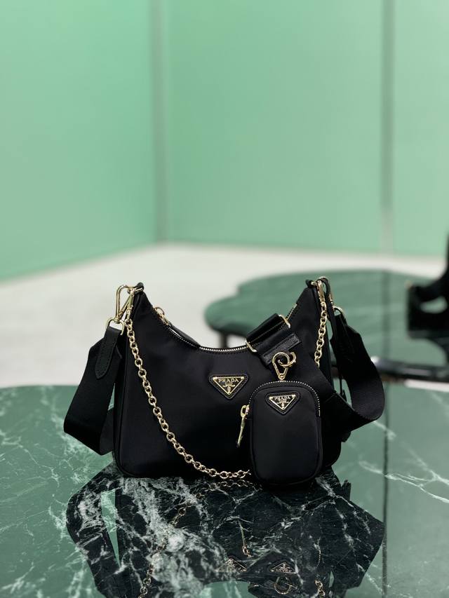 Hobo三合一 金色五金 hobo三合一已成为主流时尚趋势啦 超级百搭 不仅实用轻便又好看可拆卸的小袋挂饰和空间宽大的内部隔层 男女通背款~ 尺寸 22 18 Hobo三合一 金色五金 hobo三合一已成为主流时尚趋势啦 超级百搭 不仅实用轻便又好看可拆卸的小袋挂饰和空间宽大的内部隔层 男女通背款~ 尺寸 22 18