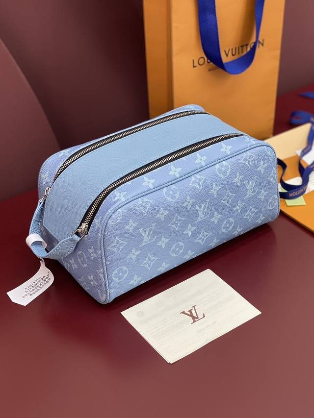 出厂价p M14125 天空蓝 芯片版 Dopp Kit 盥洗袋 本款 Dopp Kit 盥洗袋为 Monogram 涂层帆布和 Taga 牛皮革浸染清新色调