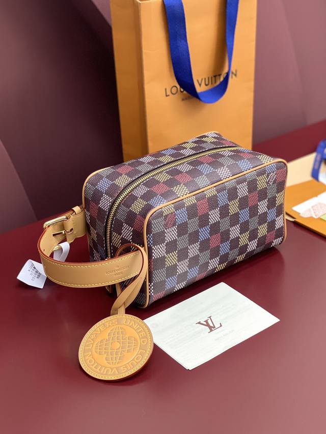 出厂价p N00151 芯片版 Locker Dopp Kit 盥洗袋 Locker Dopp Kit 盥洗袋由 Lvers Damier Ebene 帆布制成