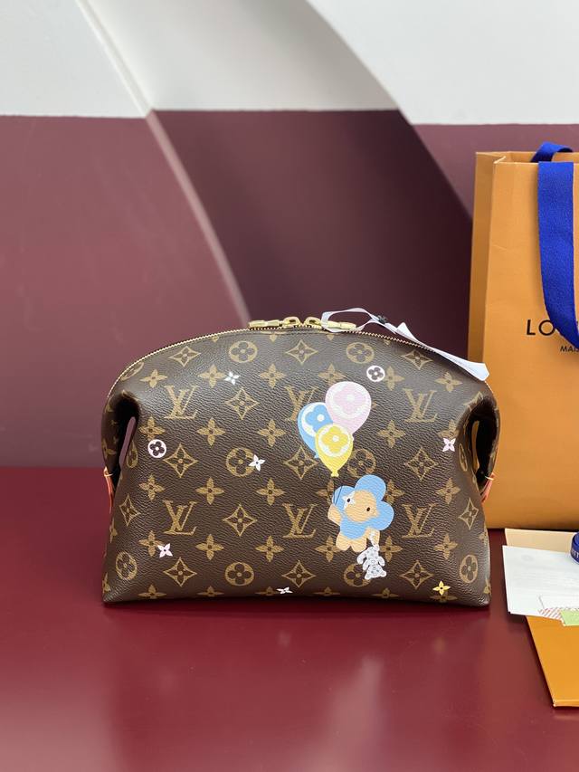 出厂价p M14891 大号化妆包 芯片版 本款大号化妆包融合 Monogram 涂层帆布 牛皮革饰边和耀目金属件 以缤纷笔触描绘路易威登吉祥物 Vivienn