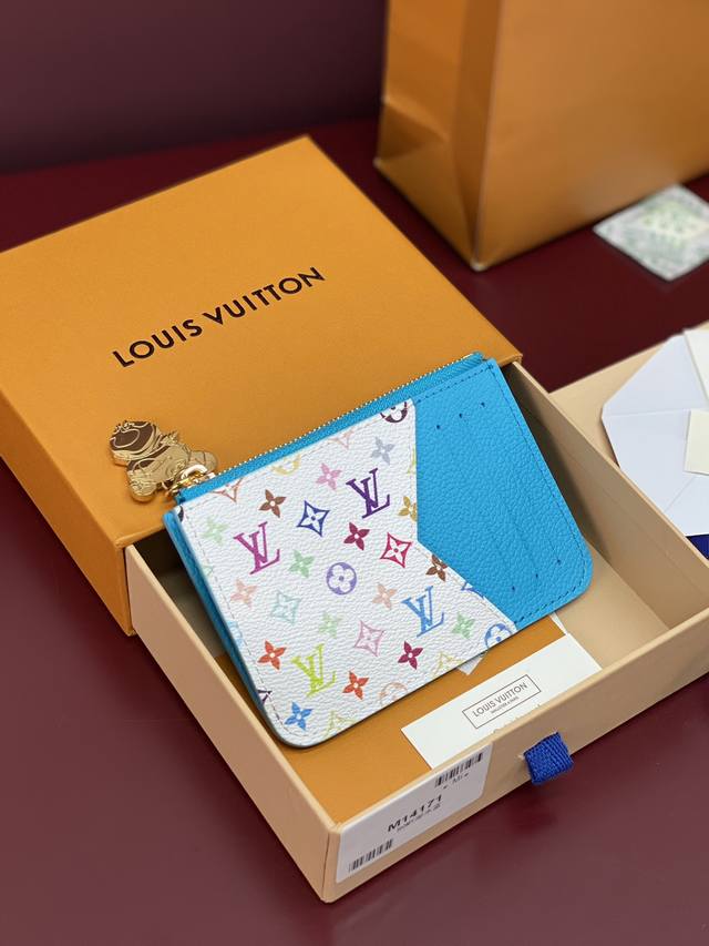 出厂价p M14171湖水蓝 芯片版 本款 Romy 卡夹出自路易威登 X 村上隆跨界合作系列 为 Monogram Empreinte 皮革渲染清新色彩 巧妙 出厂价p M14171湖水蓝 芯片版 本款 Romy 卡夹出自路易威登 X 村上隆跨界合作系列 为 Monogram Empreinte 皮革渲染清新色彩 巧妙