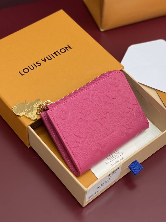 出厂价p M13801 玫红色 芯片版 Noa 小型錢包 這款Noa小型錢包以路易威登的經典Monogram牛皮制作 採用小巧的正方形設計 並設有別具特色的L型