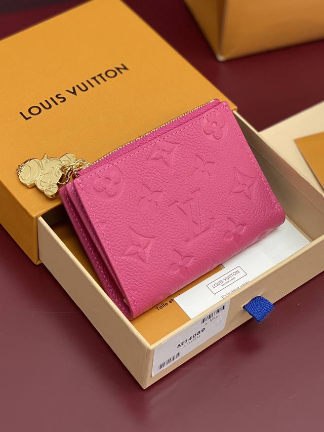 出厂价p M14089玫红色 芯片版 Lisa钱包是日常必备品 设计实用紧凑 具有固定的硬币口袋 钞票隔间和多个卡槽 它由路易威登X村上系列的优雅Monogra