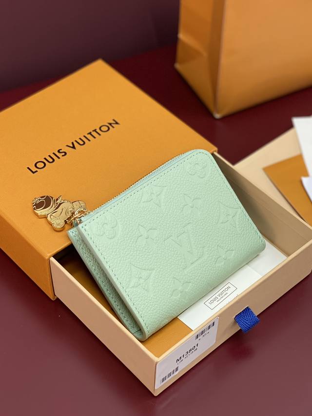 出厂价p M13801 绿色 芯片版 Noa 小型錢包 這款Noa小型錢包以路易威登的經典Monogram牛皮制作 採用小巧的正方形設計 並設有別具特色的L型拉