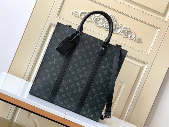 出厂价p 海原外单 独实家拍 M46452黑花 本款 Sac plat 手袋以 Monogram Eclipse 涂层帆布塑造纤长构型 搭配宽幅饰带 在商务场合