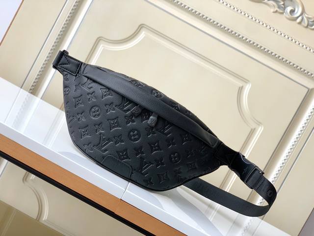 出厂价p 海原外单 独实家拍 M46036 本款 Discovery 腰包取材柔软 Monogram Shadow 压纹牛皮革 以复古笔触传递闲适个性 前后拉链