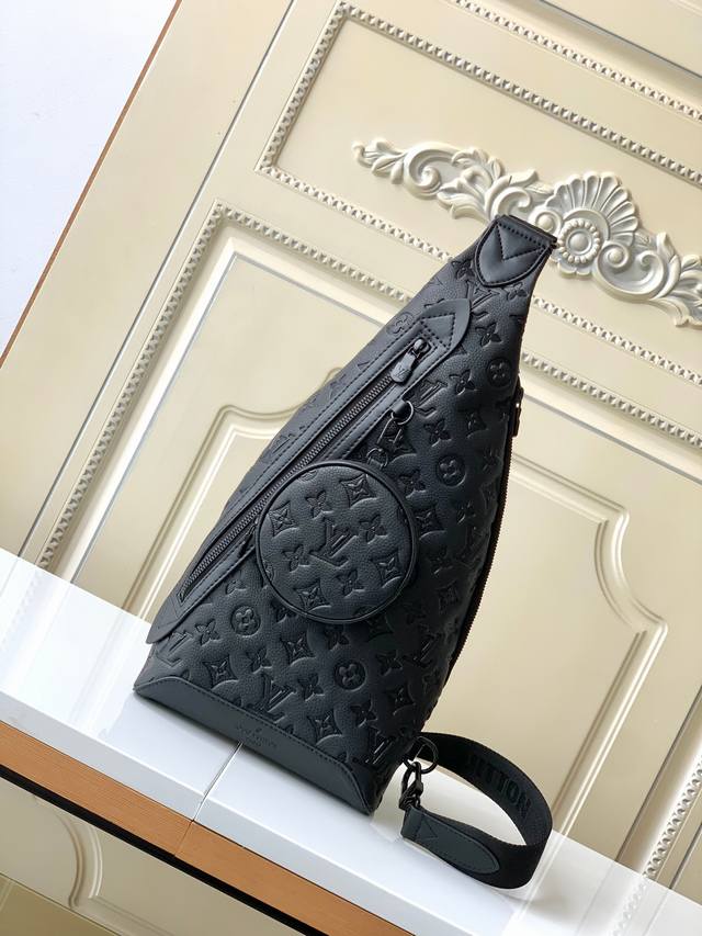 出厂价p 海原外单 独实家拍 M21890 本款 Duo 单肩包以柔软牛皮革塑造贴身构型 成就传统双肩包之外的实用之选 拉链侧袋可收纳智能手机 可拆卸收纳包方便