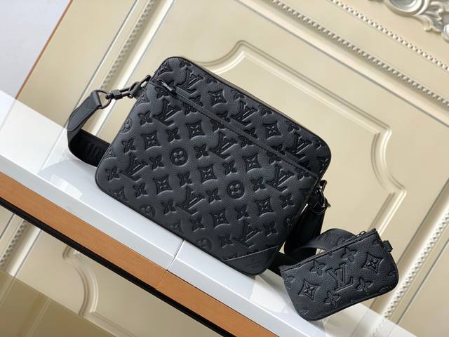 出厂价p 海原外单 独实家拍 M46602 本款 Trio 邮差包取材 Monogram 压纹牛皮革 拉链前袋和肩带处的小号零钱包均可拆卸 与主隔层共同丰富功能