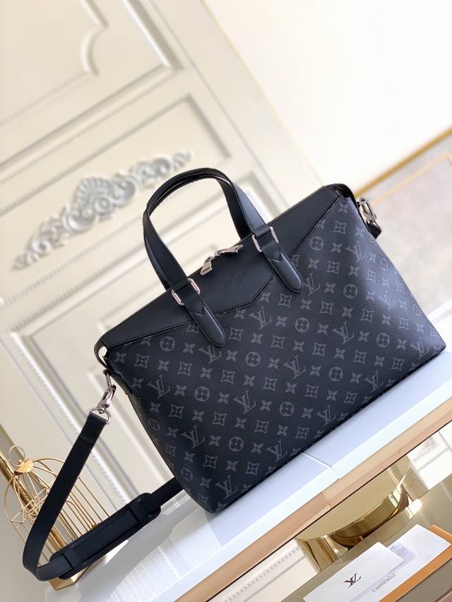 出厂价p 海原外单 独实家拍 藤原浩闪电系列 男士公文包 这个系列以 Louis Vuitton 最经典的 Monogram 皮革系列作为蓝本 颜色上选用深蓝色