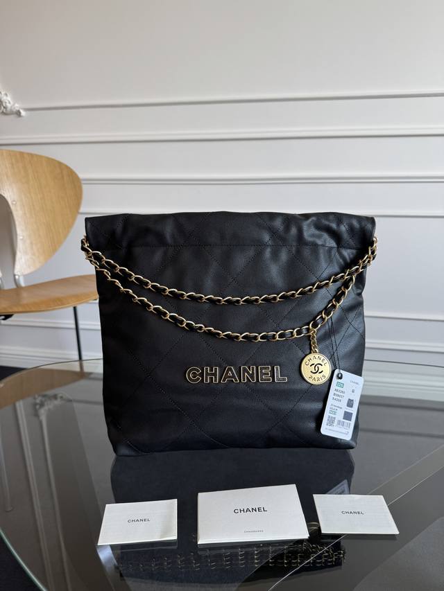 独家 实拍 新款鱼子酱 感应升级版Chane124K 颗粒22Bag 慵懒氛围感拉满 As3260 设计融合了时尚与现代元素 展现出别样的可爱和时髦啦~ 只是看