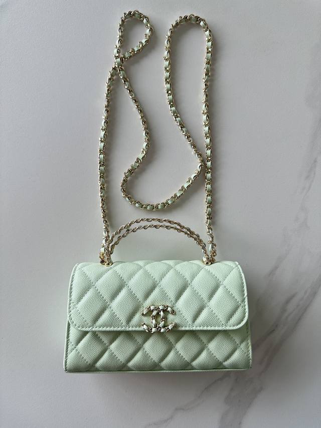 品牌:Chanel型号:As3238简介:原单质量 经典之作 华丽与气质的前沿 是你意想不到的尊贵 皮种:原单进口球纹皮 里配原版布 五金:原版五金配制尺寸18