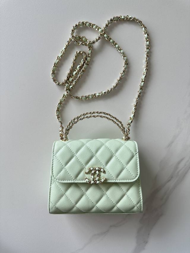 品牌:Chanel型号:As3236简介:原单质量 经典之作 华丽与气质的前沿 是你意想不到的尊贵 皮种:原单进口球纹皮 里配原版布 五金:原版五金配制尺寸16