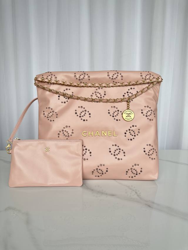 品牌:Chanel型号:As3261简介:原单质量 经典之作 华丽与气质的前沿 是你意想不到的尊贵 皮种:原单进口牛皮 里配原版布 五金:原版五金配制尺寸:39