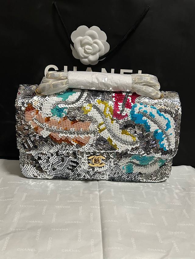 出货啦Ohanel 银色彩虹花密性亮片 型状Cf超闪亮片珠片包接预定啦秋冬季滤镜 So Black炸街超酷实物简直美炸了超级少有的爆款珠片性价比超高本季最值得买