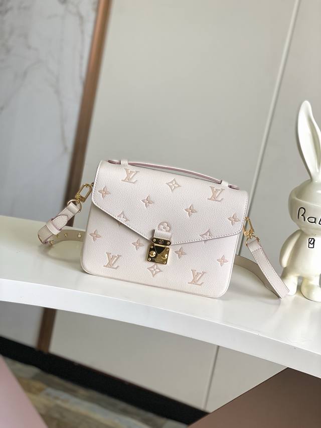 海原外单 独实家拍 163C01动态芯片 半钢五金M14977 奶白色提花邮差包 小巧的造型散发出优雅的气息 采用经典Monogram Empreinte皮革材