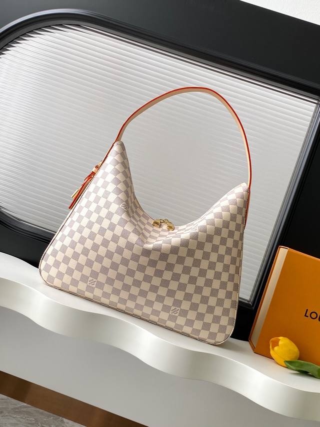 163C动态芯片 顶级原单加强版 M00126白 本款 Slouchy 中号手袋以 Monogram 帆布构筑别致轮廓 借崭新挂锁和名牌等金属件点亮工致细节 宽