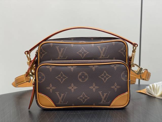 原单精品 M14025老花全皮 复古男 差包 Nil 邮差包 pharrell Williams Js从品牌典藏中汲取灵感 再度推出 Nil 邮差包 牛皮革搭配