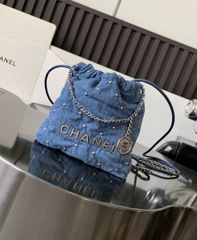 chanel 24p春夏垃圾袋 牛仔+铆钉银色五金 22Bag Mini解锁几大背法 双肩 手提 斜挎 单肩 腋下 可拆卸长肩带 尺寸 20X19X6Cm 款号