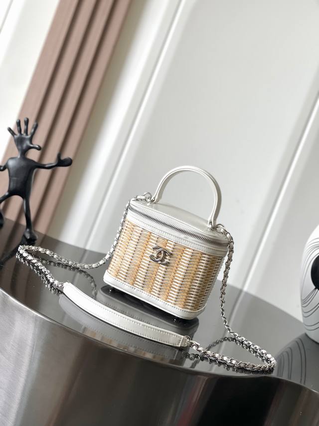 chanel手工编织藤条化妆包 小牛皮竹编 全钢五金 尺寸 13.5X15X10Cm 型号 1352