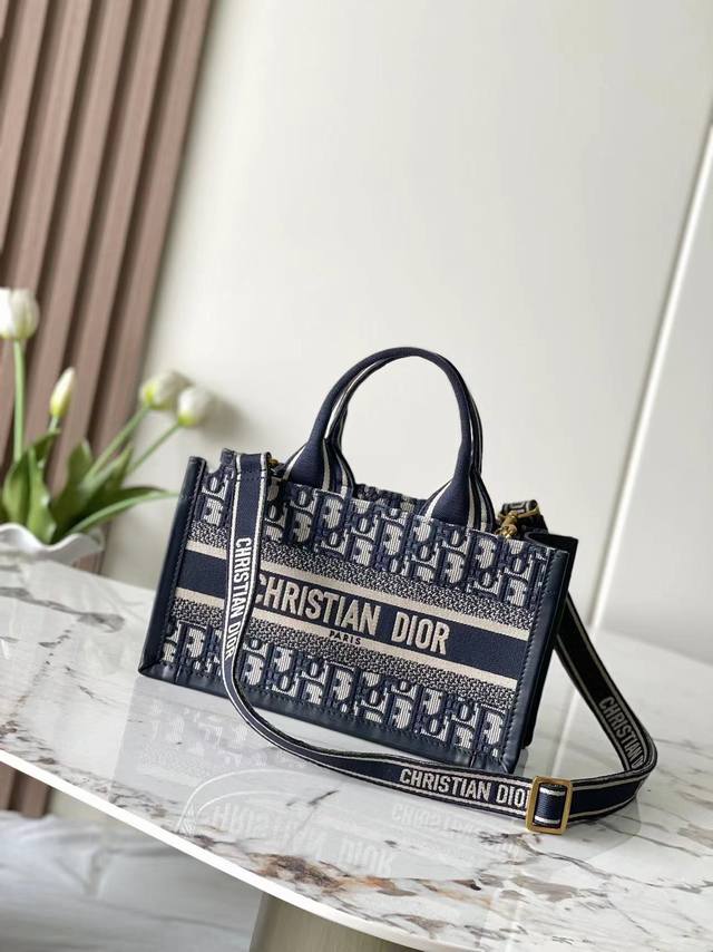 款号99604 专柜芯片版 对版原厂横版托特配皮 迷你号 这款 Book Tote 手袋由玛丽亚 嘉茜娅 蔻丽 Maria Grazia Chiuri 焕新演绎