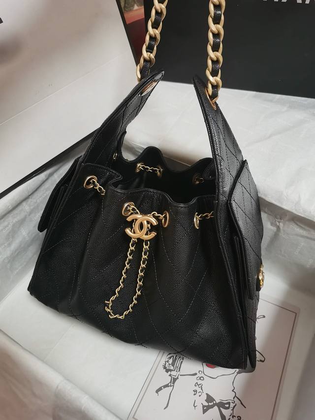 早春走秀系列 25C 早春秀款来了 想不到24年夏天才刚开始 25年的款就迫不及待要来了 这个购物袋别叫特别的是采用磨砂皮材质 单肩背特别好看 可以收缩的五金