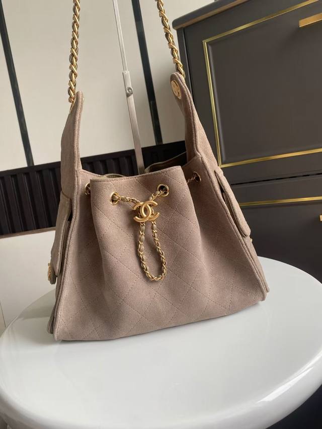 现货 小号 25C早春系列包包 的颜值又上了一个高度 今天这款多口袋Hobo是这一季的风标 秀场推出后营销 的异常火热 多口袋的设计简直将随性慵懒感拉满 灰色