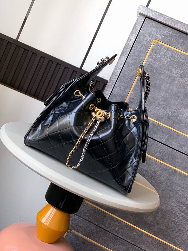 5293小號尺寸25A拼接五金 最新版本 黑油亮皮 五金搭配溜金溜银 Ohanel25 A春夏油腊新款嬉皮 亮面黑金 随性慵懒的包型当之无愧的春夏度假王者了 知