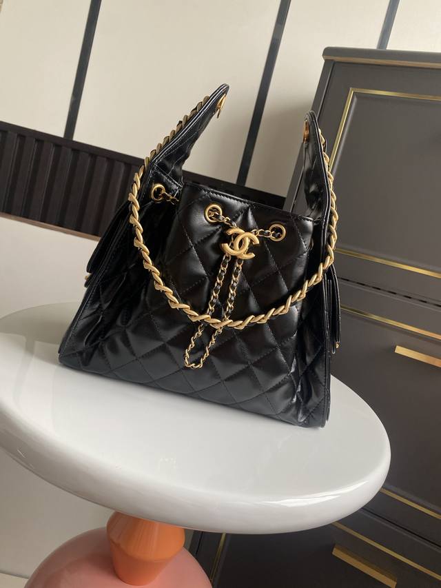 现货 25C牛皮嘻哈包 香奈儿 Chanel Hobo 腋下包 嬉皮腋下包小号 复古金币纽扣抽绳水桶包+菱格纹+复古黑金 经典链条设计 高级感十足 日常出行必备