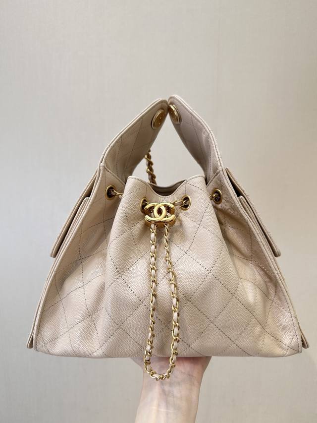 5293 这颜值简直逆天 多口袋的设计简直将随性慵 懶感拉満 鱼子酱的质感颗粒感没那么重反而很细腻 开口可调节的抽绳设计很实用