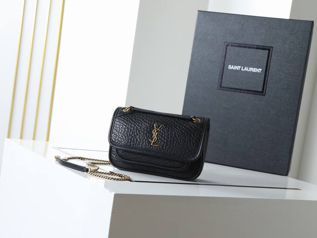 新品出货 独家背景 大象纹 迷你号 niki家族新添成员 Mini简直不要太酷包型好看没有缺点 柔软羊皮营造出复古照旧风格 斜挎或者腋下都很可 气场十足男女均可