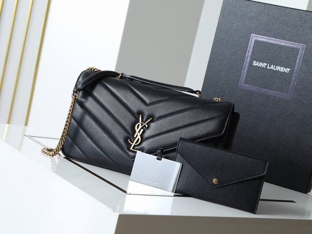 特级原单 独家背景 25年早春新款Loulou中號羊皮手感柔柔軟軟的 配有可拆卸卡包和袖珍化妝鏡 搭配滑動式鏈條 可肩背可斜挎 滿足多場合搭配需求 新版羊皮另外