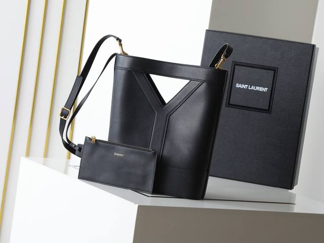 独家背景 特级原单24Ss 秋冬限定公文包 艺术与个性的独特融合 Y家总是眼光独到 深得时尚顶流的心 Y字牛皮的设计让人眼前一亮 给人一种随性慵懒 充满个性的感