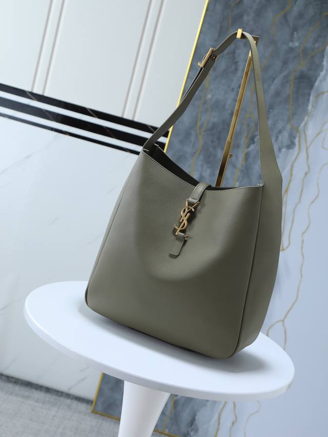 特级原厂皮品质Le 5A7_大号光滑皮革柔软手袋大号 韩国明星同款Hobo今年火到爆炸的腋下包Y家虽迟但到 包包身轮廓简洁 立体 看上去硬挺却不会太凌厉 搭配上 特级原厂皮品质Le 5A7_大号光滑皮革柔软手袋大号 韩国明星同款Hobo今年火到爆炸的腋下包Y家虽迟但到 包包身轮廓简洁 立体 看上去硬挺却不会太凌厉 搭配上