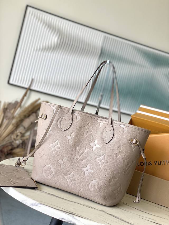 头层皮 顶级原单M45686 本款Neverfull中号手袋取材Monogram Empreinte粒面皮革 搭配微纤维内衬和金属件 收紧或放松侧面系带 随心切 头层皮 顶级原单M45686 本款Neverfull中号手袋取材Monogram Empreinte粒面皮革 搭配微纤维内衬和金属件 收紧或放松侧面系带 随心切