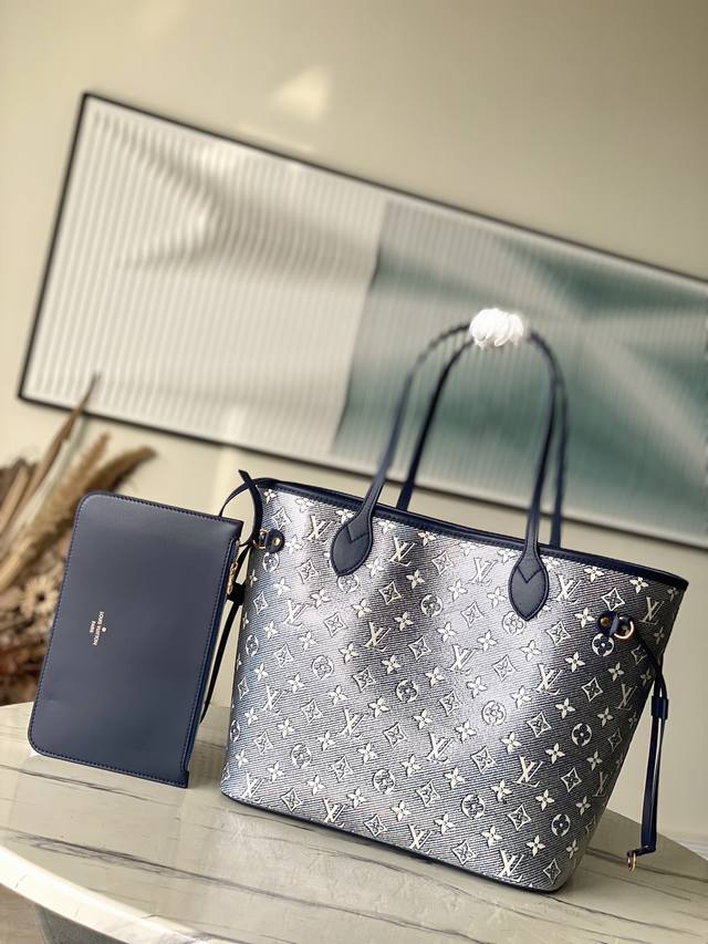 顶级原单 M22921 本款 Neverfull 中号手袋以 Monoglam 涂层帆布塑造瞩目全息视效 该帆布由棉与装饰线织就的提花底布制成 反光涂层在光线映