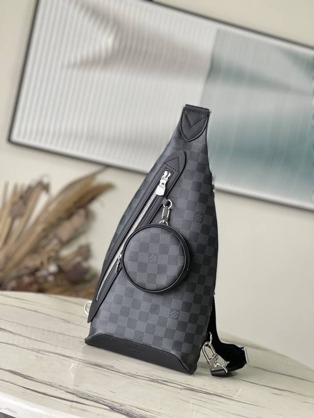 顶级原单 M30936 黑格 Duo 单肩包拼接 Monogram 帆布和 Taga 牛皮革 设有存放零钱或其他所需的可拆卸拉链袋和拉链侧袋 以悠闲格调诠释多元