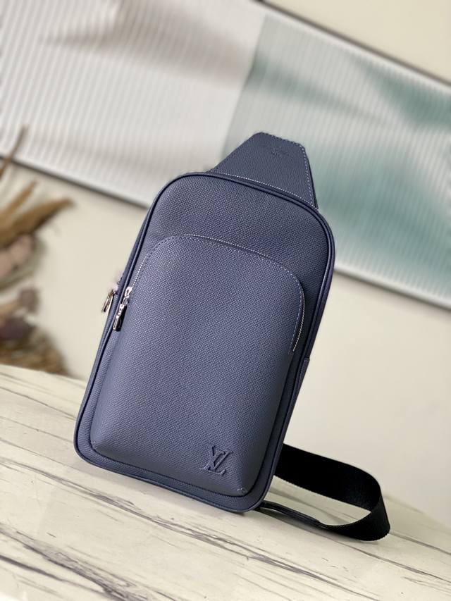 头层皮 顶级原单 M30971 午夜蓝 本款 Avenue 单肩包取材 Taga 牛皮革 顶部配有小号拉链袋 重绎的经典设计 可调节肩带轻松切换左右背携 帆布肩