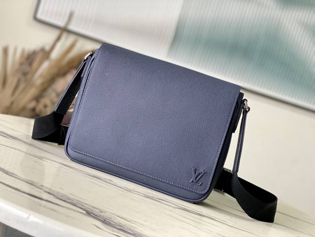 头层皮 顶级原单 M30969 午夜蓝 本款District小号邮差包取材Taga牛皮革 以券新配色影显儒雅风尚 再将字母标注一角 玲珑构型令日常所需轻松随行 头层皮 顶级原单 M30969 午夜蓝 本款District小号邮差包取材Taga牛皮革 以券新配色影显儒雅风尚 再将字母标注一角 玲珑构型令日常所需轻松随行