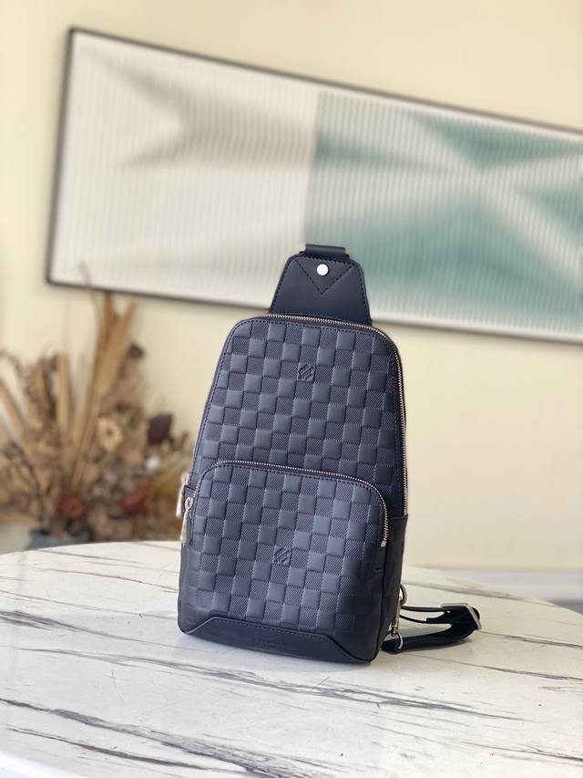 头层皮 顶级原单 N41720 运动风糅合休闲气息 这款Avenue单肩包以Damier Infini皮革制作 是您在城中的最理想袋款 小巧轻盈 袋形贴合身体曲